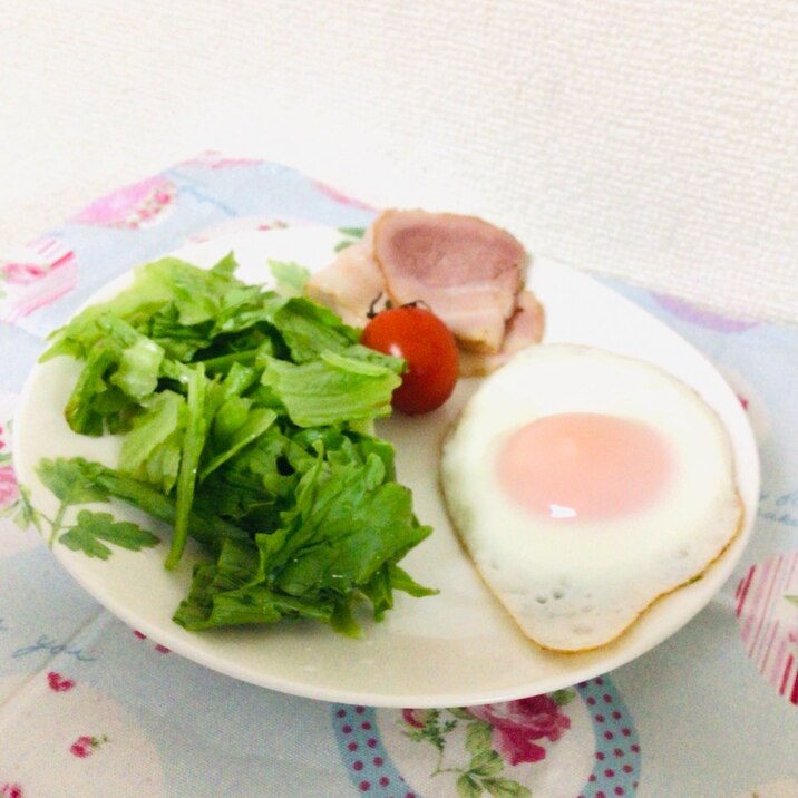 朝にワンプレートで❣️簡単サラダ目玉焼き